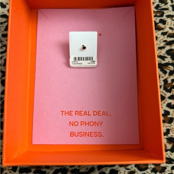 Elegant Diamond Labret Stud Nose ring - Picture 3 of 4